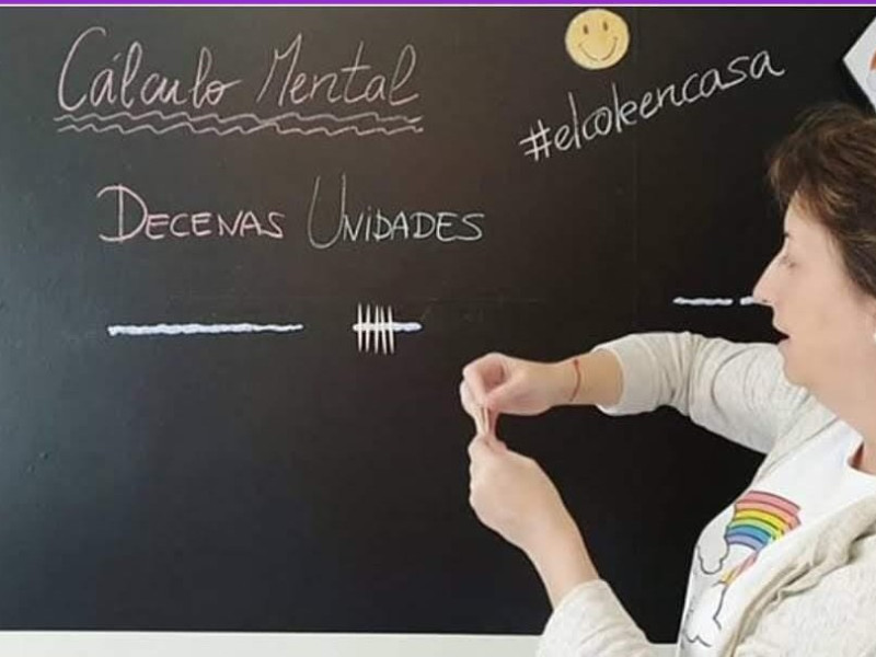 Elisa Beltrán preparando las clases para el programa de televisión