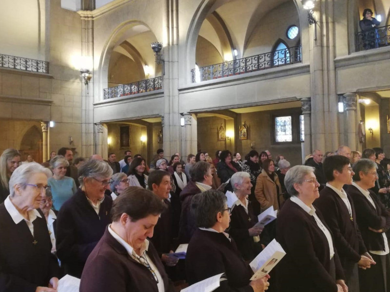 Ceremonia de consagración en la parroquia de la Asunción, en Gijón