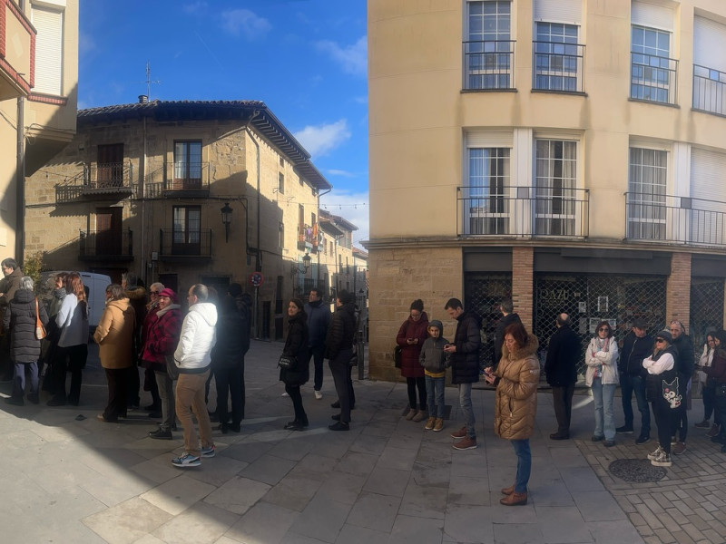 Filas ante las puertas del obrador en Elciego