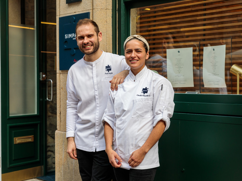 Áxel Smyth y Claudia Merchán a las puertas del restaurante Simpar