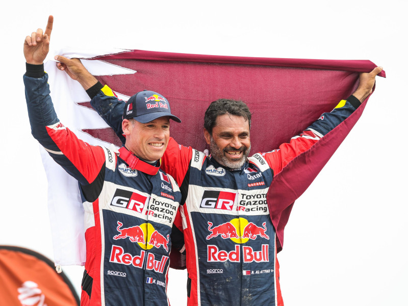 Baumel posa junto a Al-Attiyah tras ganar el Dakar en 2023.