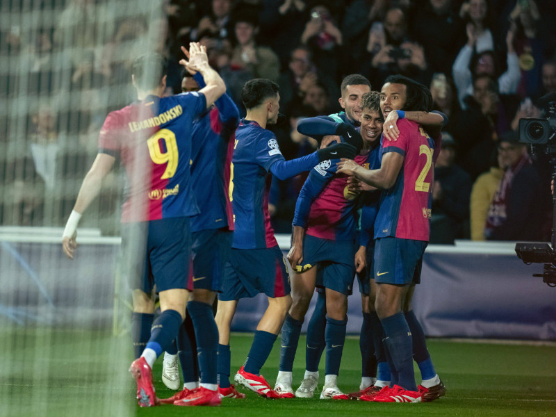 El Barça celebrando el gol de Lamine Yamal frente al Atalanta