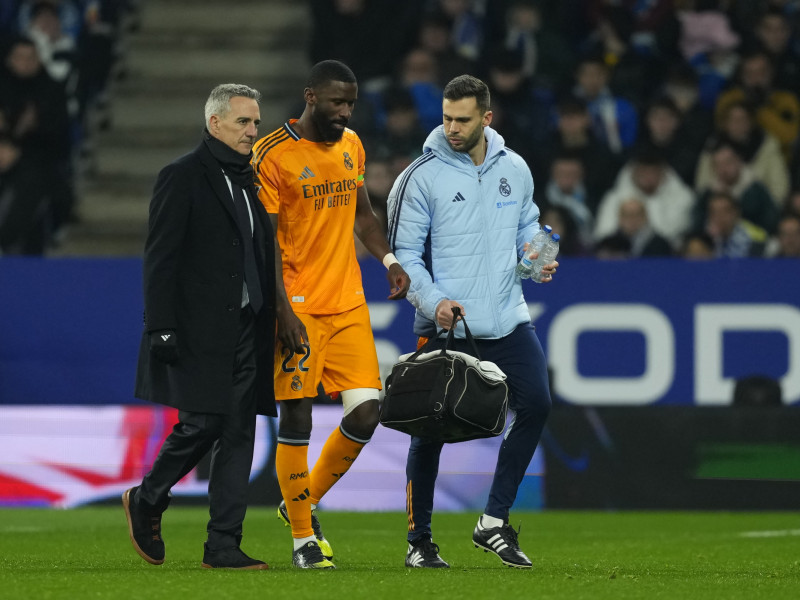 El defensa alemán del Real Madrid Antonio Rudiger se retira tras caer lesionado durante el encuentro ante el Espanyol