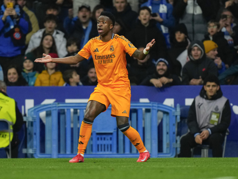 Vinicius protesta al árbitro por el gol anulado en el Real Madrid - Espanyol.