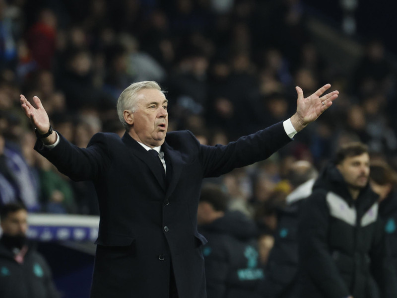 Carlo Ancelotti protesta con los brazos abiertos en el Espanyol - Real Madrid.