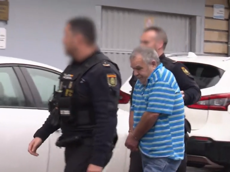 Francisco, presunto asesino de Karilenia, junto a la Policía, en la inspección ocular de la vivienda que compartía junto a la víctima