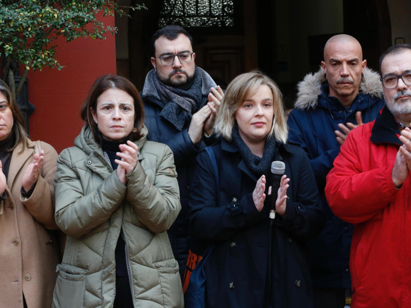 La delegada del Gobierno en Asturias y el presidente del Principado (segunda y tercero por la izquierda), en la concentración por el asesinato de Karilenia, en Langreo