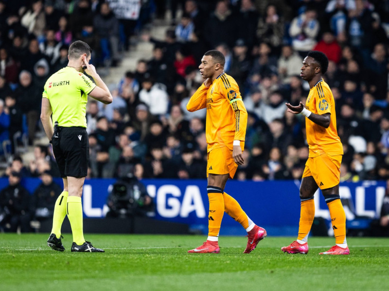 Mbappé y Vinicius protestan a Muñiz Ruiz