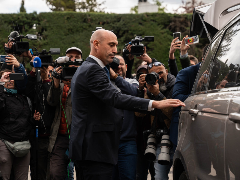 El expresidente de la RFEF Luis Rubiales sube a un vehículo tras declarar en Majadahonda.