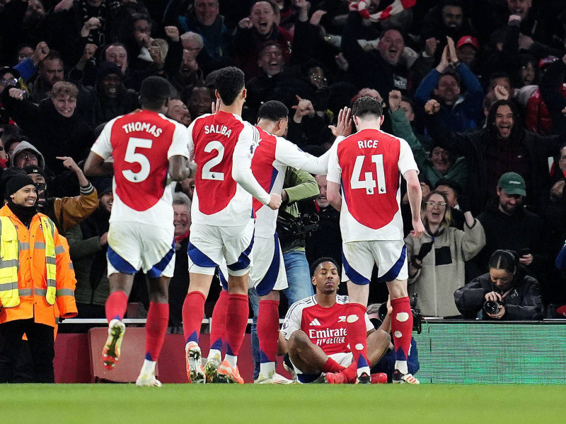 Los jugadores del Arsenal celebran uno de los goles ante el City