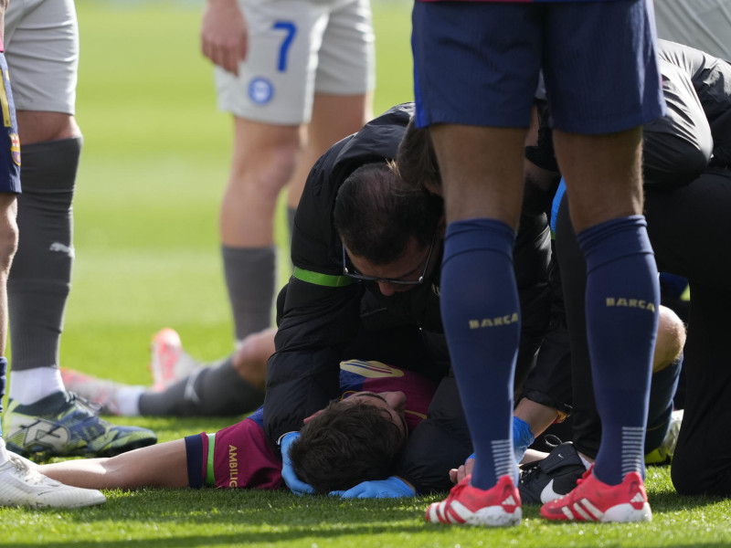 Los servicios médicos del Barcelona atienden a Gavi en el terreno de juego.