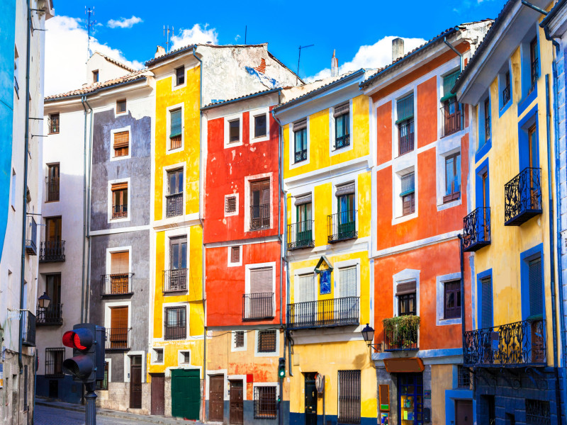 Casas tradicionales coloridas en la ciudad de Cuenca