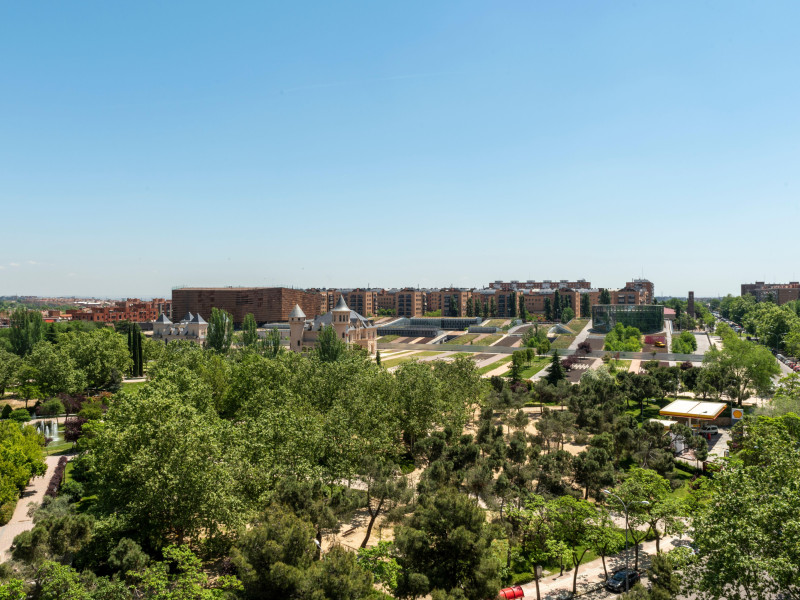 Edificios de viviendas, parques y jardines y edificios representativos de la ciudad de Alcorcón al suroeste de Madrid