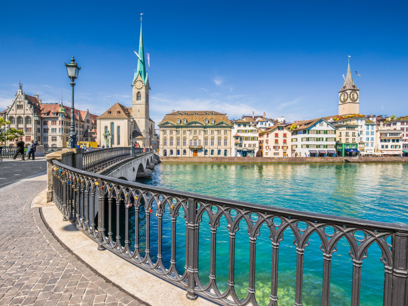 Centro histórico de la ciudad de Zúrich con la famosa iglesia Fraumunster y el Munsterbucke cruzando el río Limmat, cantón de Zúrich