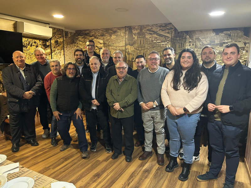 Manuel Contreras con miembros de la mesa electoral y algunos asistentes a la Asamblea