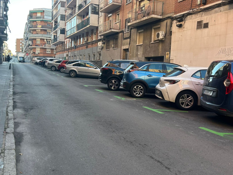 Coches aparcados en zona verde