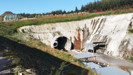 Túnel del tren al Puerto Exterior de A Coruña, en Vío