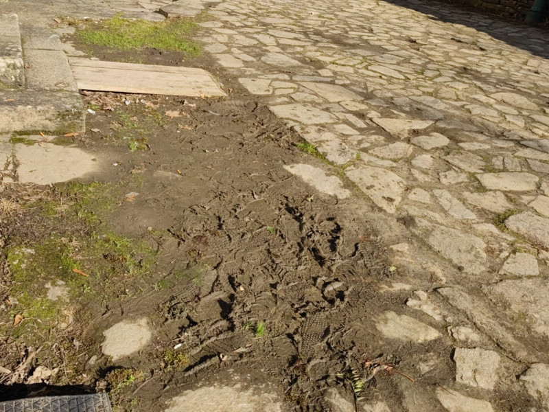 También hay barro en el acceso a la sacristía y el Museo de la Colegiata