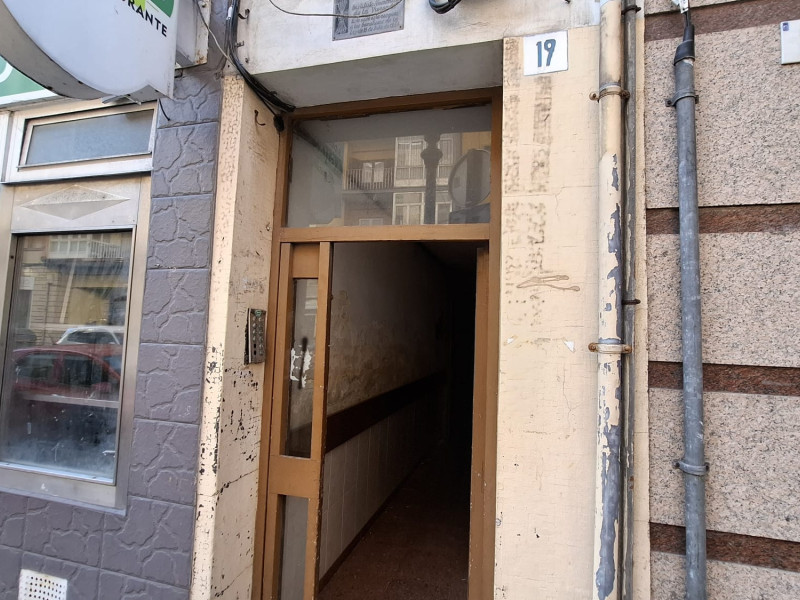 Portal del edificio okupado en la calle Aguado de Gijón, antes de su cierre policial