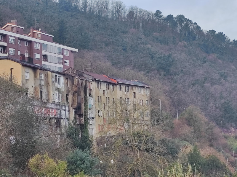 Trasera del edificio quemado en Basauri