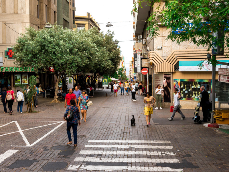 Una calle turística peatonal en el centro de la ciudad de Santa Cruz de Tenerife, Islas Canarias