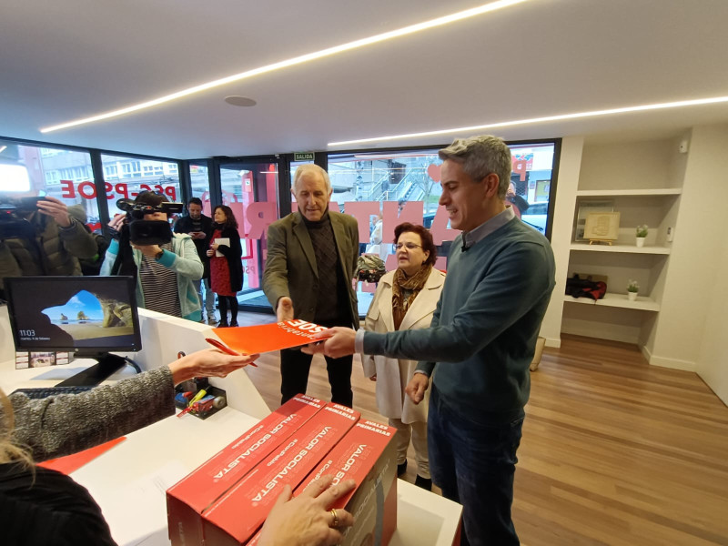 Zuloaga entrega los avales en el PSOE