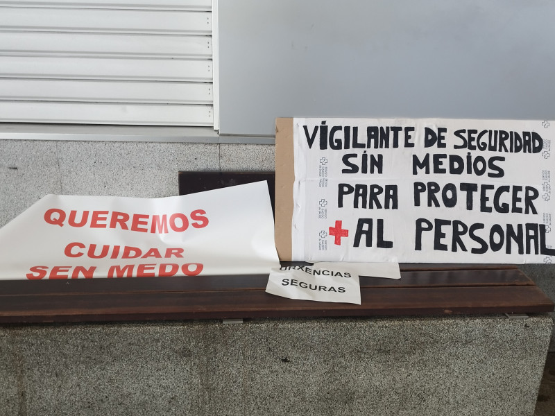 Carteles en demanda de más seguridad en el CHUAC