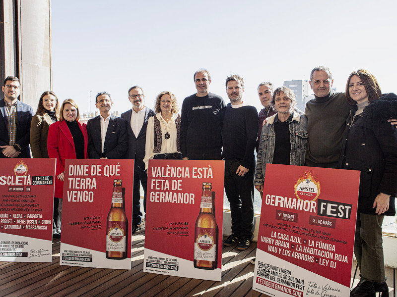 Representantes de los ayuntamientos locales con representantes de Heineken, miembros de la Habitación Roja, Ricardo Caballer y Vulcano