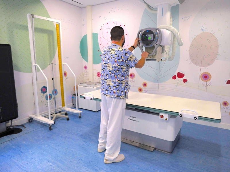 Un operario de radiografías en un hospital infantil