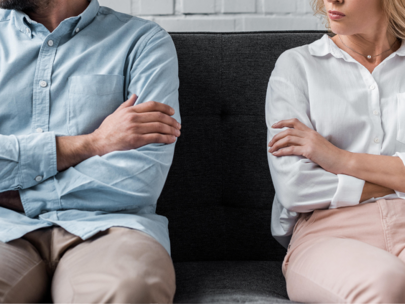 Dos personas enfadadas sentadas en un sofa