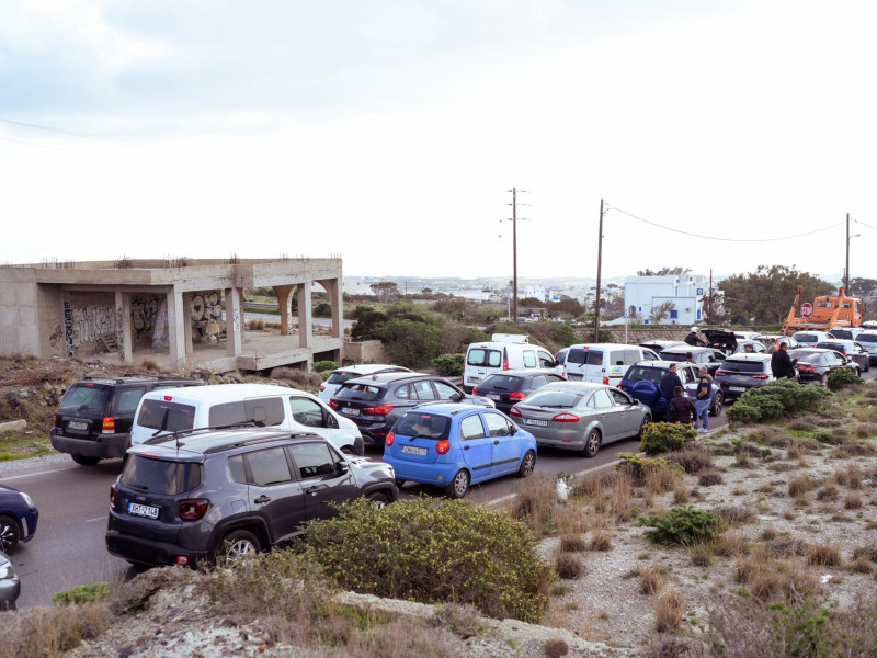 Decenas de coches esperan parados para abandonar la isla griega de Santorini por los seísmos