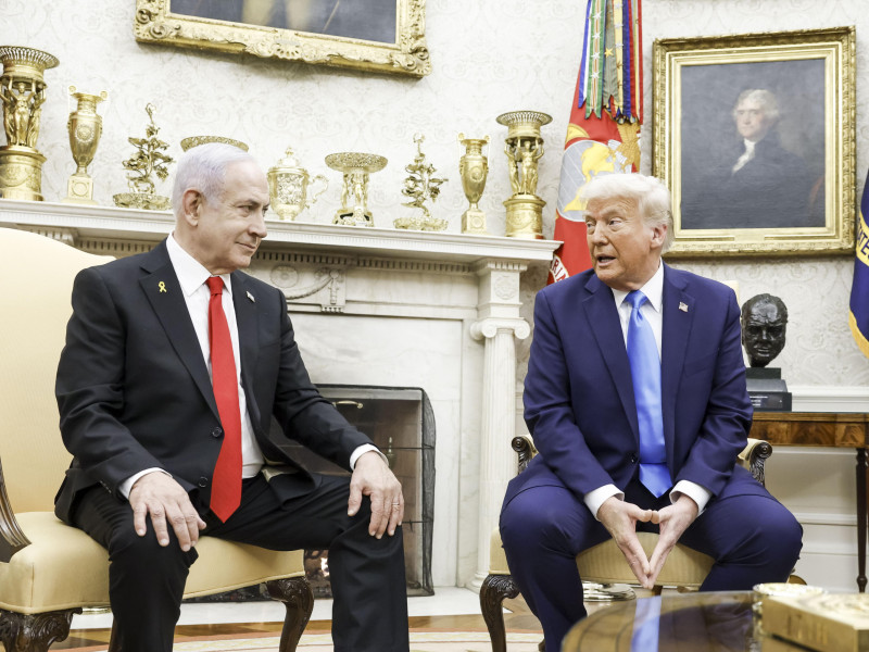 El primer ministro israelí, Benjamin Netanyahu (izq.), y el presidente estadounidense, Donald J. Trump (der.), hablan con periodistas en la Oficina Oval de la Casa Blanca en Washington, D.C.