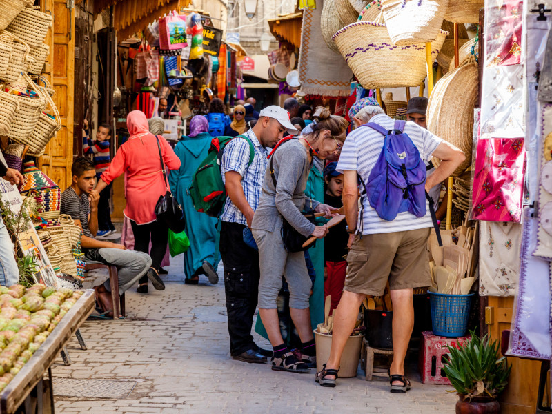 Turistas comprando recuerdos en la medina de Fez el Bali, Fez, Marruecos