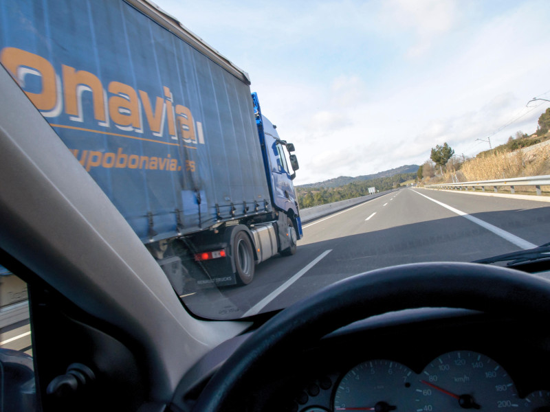 Adelantamiento a un camión en la autopista, Cataluña