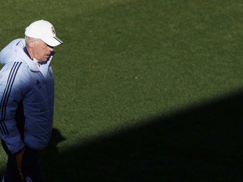 El entrenador del Real Madrid, Carlo Ancelotti, durante el entrenamiento del equipo en la Ciudad Deportiva de Valdebebas este martes, víspera de su partido de los cuartos de final de la Copa del Rey contra el Leganés