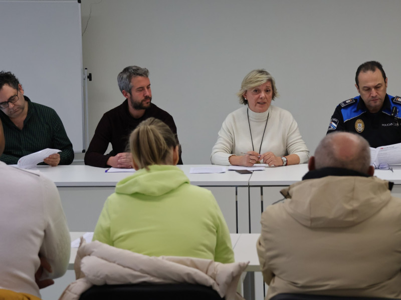Na xuntanza, a alcaldesa explicoulles aos membros das comisións de festas o novo procedemento, acompañada por Arroxo, técnicos municipais e mandos da Policía Local