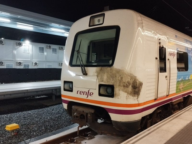 Tren de media distancia en la estación de Renfe de A Coruña