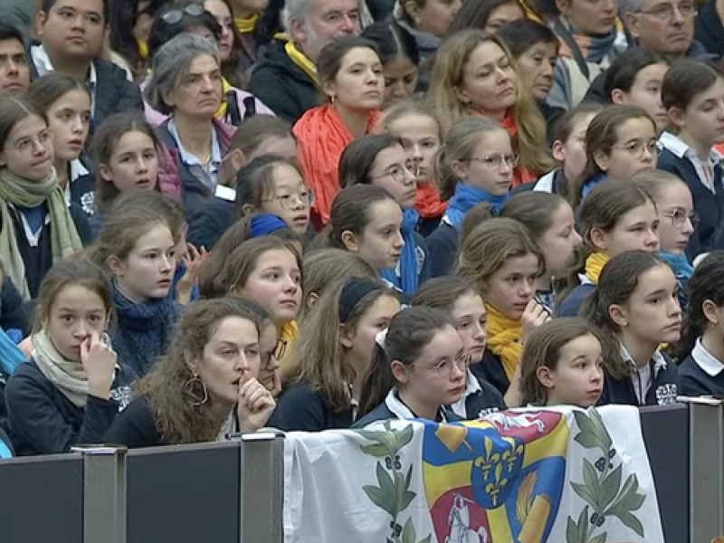 Un grupo de niñas de un colegio francés escucha la catequesis del Papa