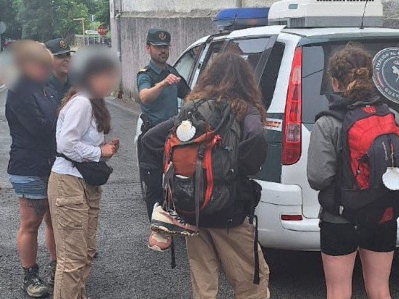 Una patrulla de la Guardia Civil auxilia a unas jóvenes francesas.