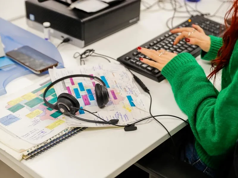 Una mujer en su puesto de trabajo