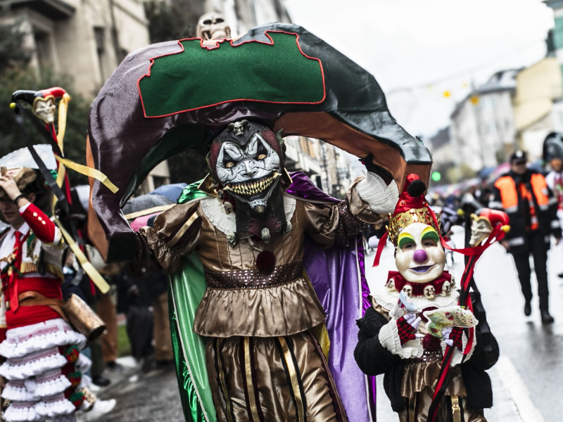 La colocación en el desfile será determinada por la organización