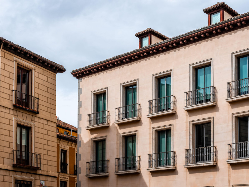 Edificios residenciales tradicionales antiguos en el centro de Madrid