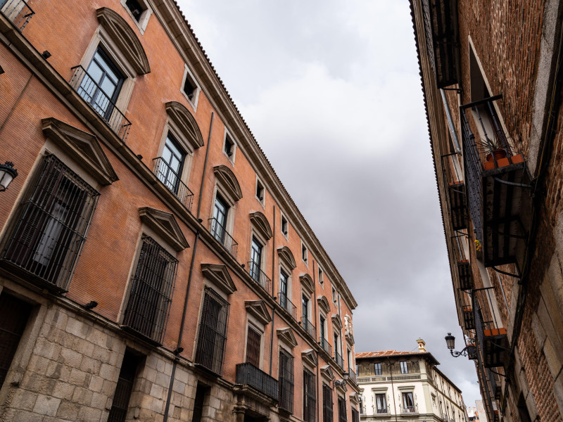 Edificios residenciales tradicionales antiguos en el centro de Madrid