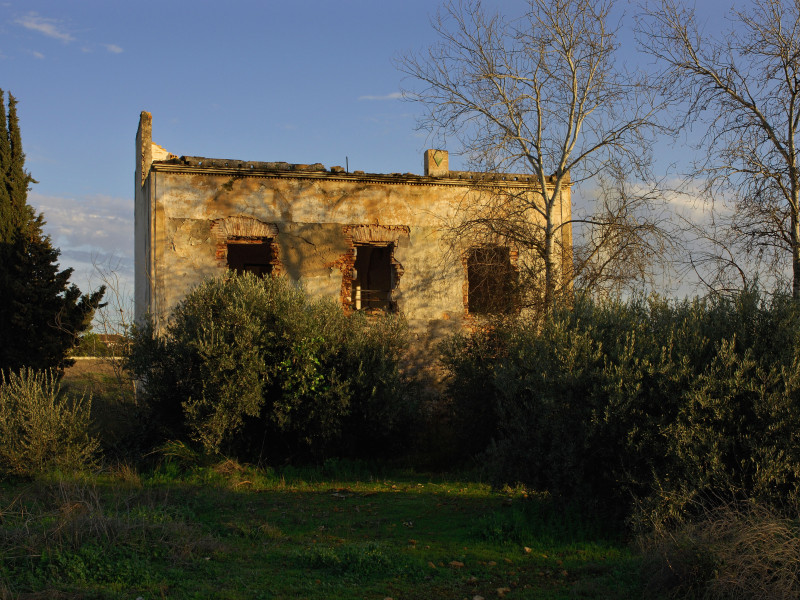 Luz del atardecer en una casa rural abandonada cerca de Montilla al sur de Córdoba