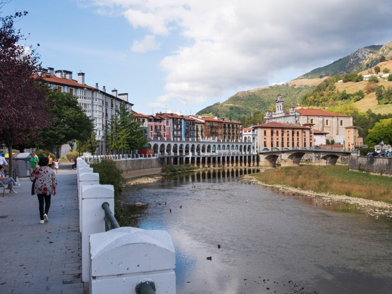 Río Oria y paseo fluvial en la ciudad de San Sebastián, Tolosa, Gipuzkoa