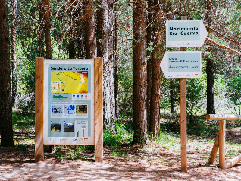 Paneles informativos al inicio de los senderos. Parque Natural del Río Cuervo. Vega del Codorno, Cuenca