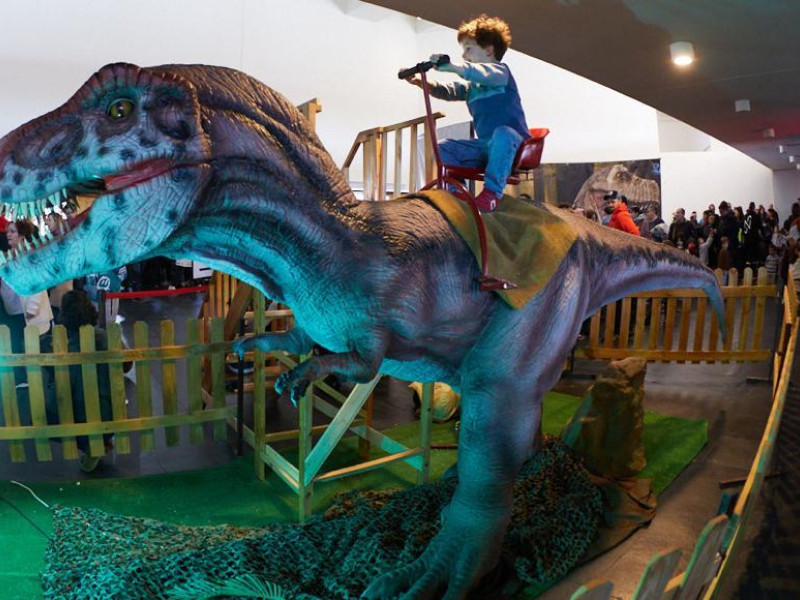 Esta muestra promete llevar a los visitantes a un emocionante viaje al pasado, donde podrán descubrir más de 40 dinosaurios a escala real