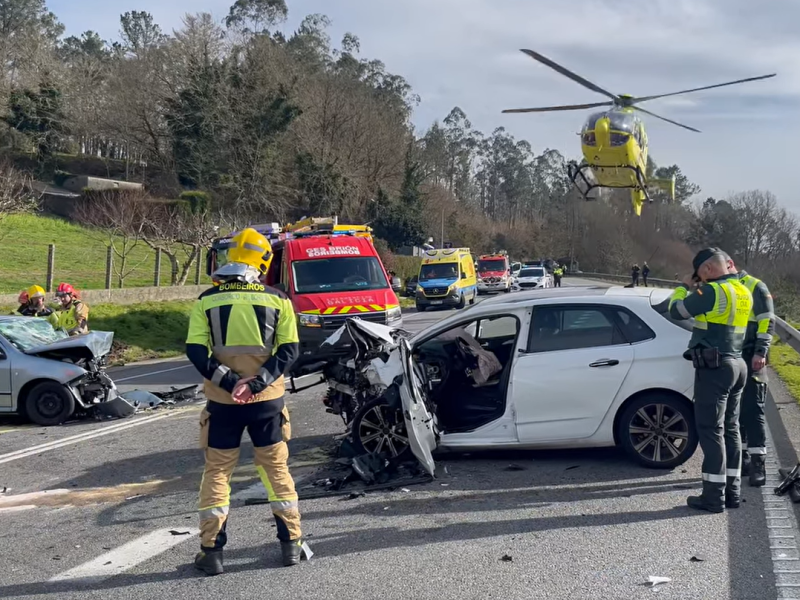 Imagen del momento en el que el helicóptero evacúa a una de las víctimas