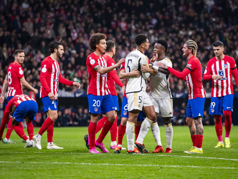 Koke separa a Bellingham durante el derbi en el Metropolitano