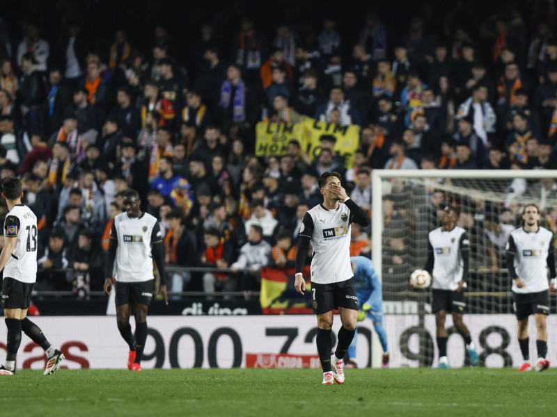 El Valencia se lamenta de uno de los goles del Barcelona